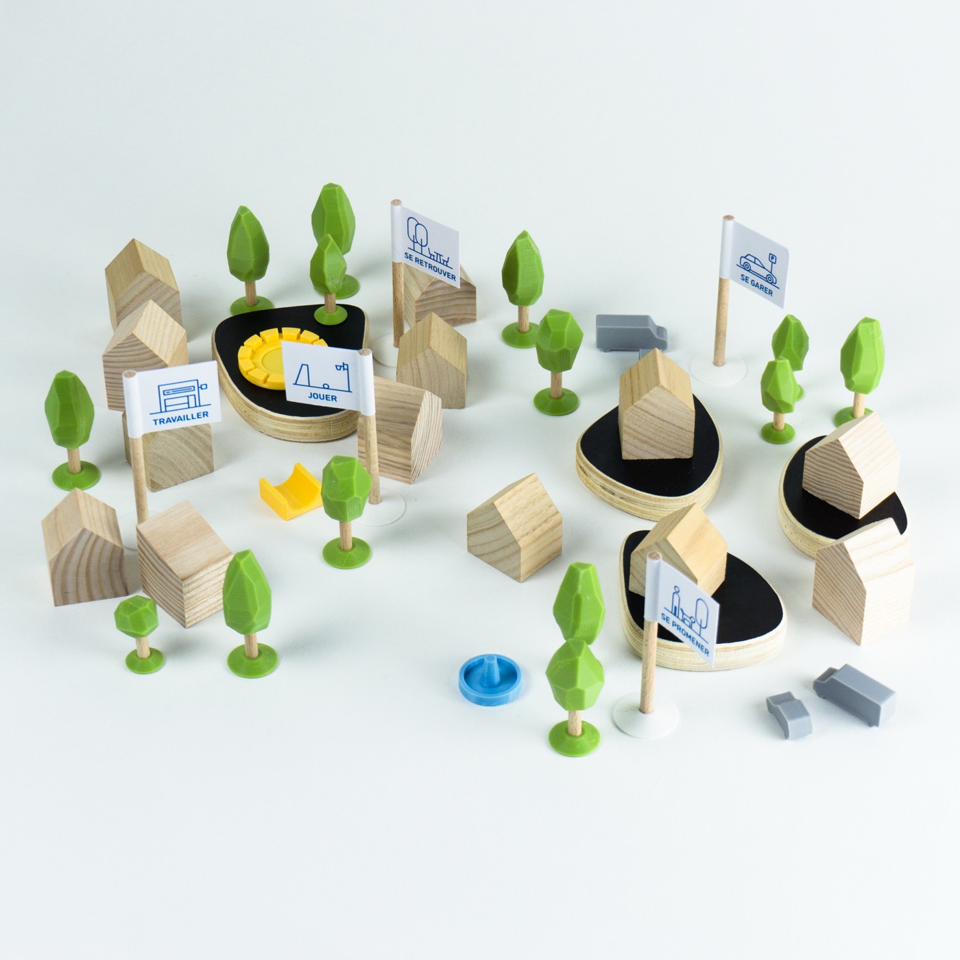 Les volumes du kit Repenser l'espace public : maisons, arbres, véhicules.
